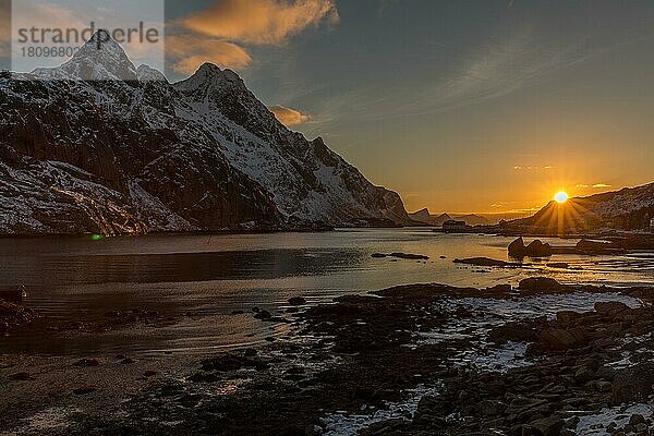 Sonnenuntergang in Unstad  Lofoten  Nordland  Norwegen  Europa