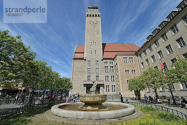 Rathausbrunnen  Rathaus Neukölln  Karl-Marx-Straße  Neukölln  Berlin  Deutschland  Europa