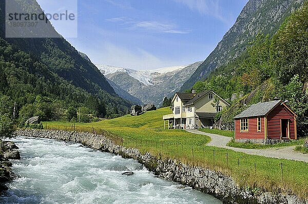 Gletscherbach  Holzhaus  Holzhäuser  Buerdalen  Buertal  Odda  Norwegen  Europa