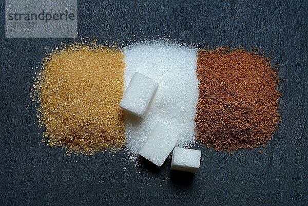 Verschiedene Sorten Zucker  Rohrzucker  Weißer Zucker und Zuckerwürfel  Palmzucker  Zuckerkristalle  Haushaltszucker  brauner Zucker  Kristallzucker  Rübenzucker