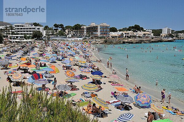 Strand Son Moll  Ratjada  Massentourismus  Sonnenschirm  Sonnenschirme  Bucht  Cala Rajada  Mallorca  Spanien  Europa