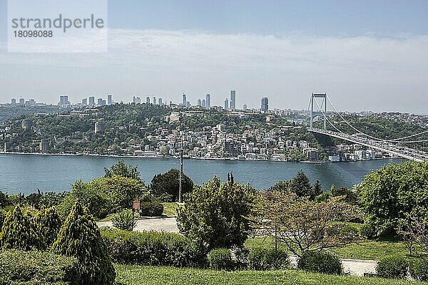Blick auf den Bosporus vom Otagtepe in Istanbul  Türkei  Asien