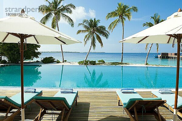 Malediven Insel Filaidhoo  Swimming Pool  open air pool  Raa Atoll  Malediven  Asien