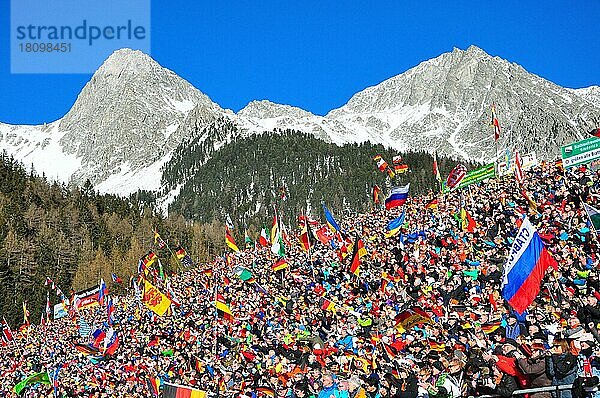 Wintersport  Zuschauer  Tribüne  Biathlon  Antholz  Pustertal  Südtirol  Italien  Europa