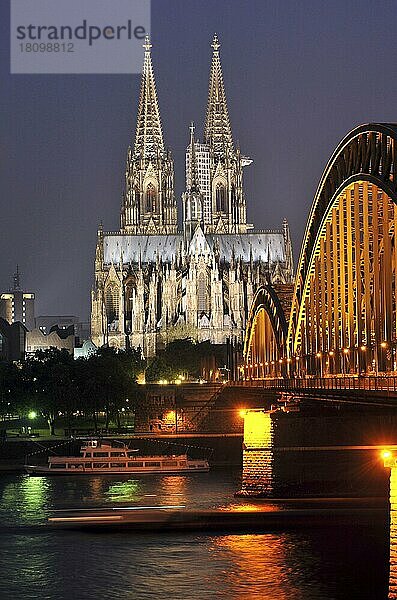 Kölner Dom  er  Hohenzollernbrücke  Rhein  Altstadt  Köln  Nordrhein-Westfalen  Deutschland  Europa
