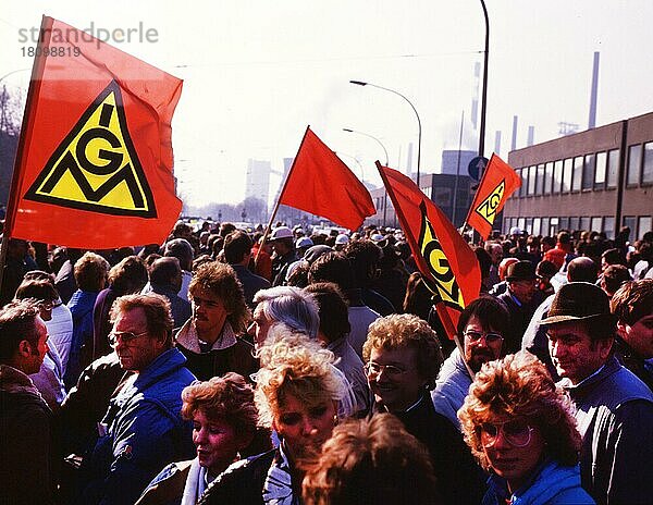 Duisburg Kundgebung der IG Metall für Erhaltung der Arbeitsplätze Stahl am 6 3 1987