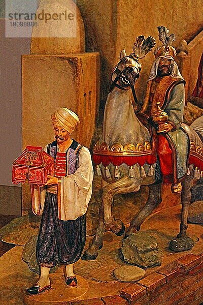 Weihnachtskrippe  einer der Heiligendreikoenige  Heilige Drei Könige  katholische Kirche St. Johannes Nepomuk  Hadamar  Hessen  geschnitzt von Bildhauer Piccolruaz  Deutschland  Europa