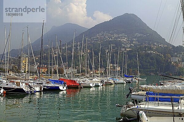 Hafen  Blick auf Monte Bre  Lugano  Tessin  Lago di Lugano  Lago di Ceresio  Ticino  Schweiz  Europa