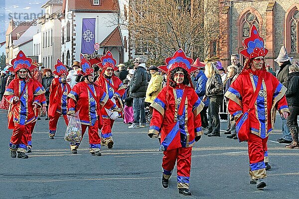 Karnevalsumzug  Frauen in Karnevalskostümen  Dieburg  Hessen  Karneval  Fasching  Fastnacht  Fastnachtszug  Deutschland  Europa