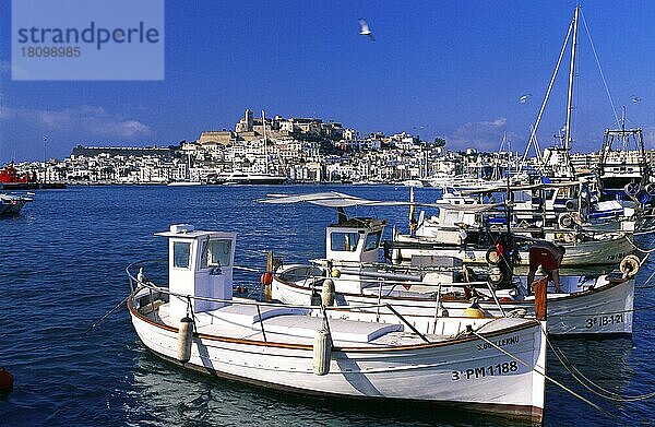 Fischerboote im Hafen von Ibiza-Stadt  Ibiza  Balearen  Spanien  Europa