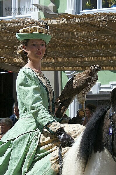 Tänzelfest  Falknerin  Falkner  Beizvogel  Kaufbeuren  Allgäu  Bayern  Deutschland  Europa