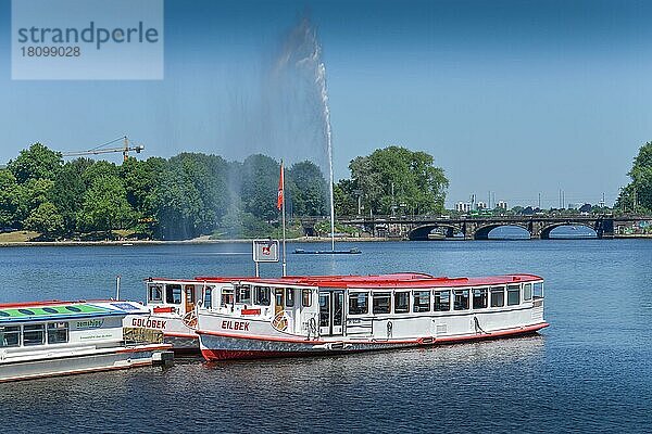 Ausflugsdampfer  Jungfernstieg  Binnenalster  Hamburg  Deutschland  Europa