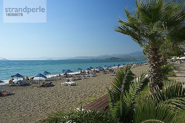Strand und Promenade von Calis bei Fethiye  türkische Ägäis  Küste  Türkei  Asien