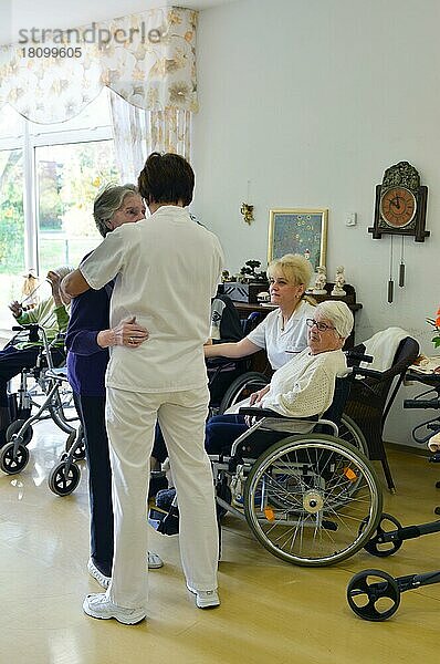 Vorbildliche Betreuung in Altenheimen  wie hier im Seniorenzentrum der Arbeiterwohlfahrt (AWO)  ist nicht überall anzutreffen. Die freundliche Zuneigung des Personals und die gut gestalteten lichtdurchfluteten Raeume schaffen eine angenehme Atmosphaere fuer die Senioren. DEU  Germany  Marl: Exemplary care in nursing homes  such as here at the senior center of the Workers' Welfare Association (AWO) is not to be found anywhere. The friendly affection of the  178/Seniorenzentrum der AWO/DEU  Deutschland  Europa