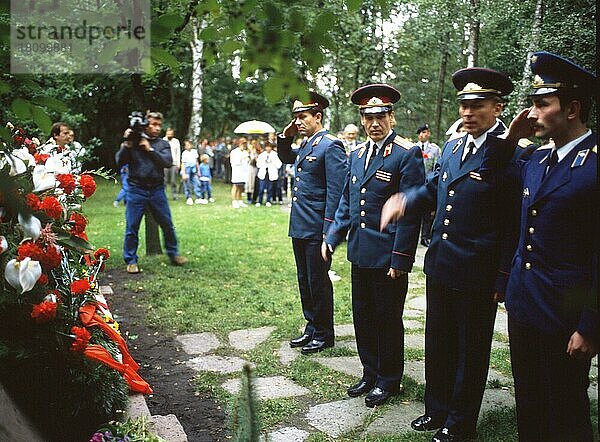 Stukenbrock bei Bielefeld. Blumen für Stukenbrock am 3. 9. 1989. Antikriegstag. Sowjetoffiziere