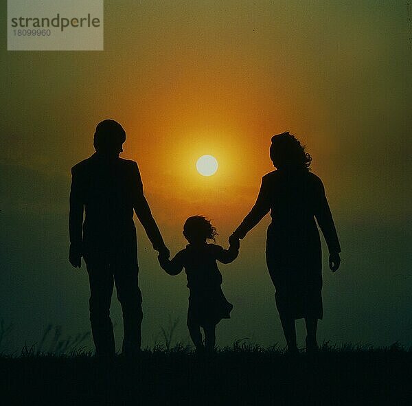 Eltern mit Kind im Sonnenuntergang
