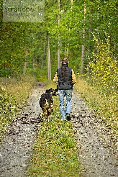 Frau und Mischlingshund  Spaziergang  gehen spazieren  bei Fuß gehen