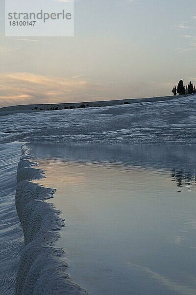 Liebespaar auf den Travertinen von Pamukkale  Denizli  Türkei  Asien