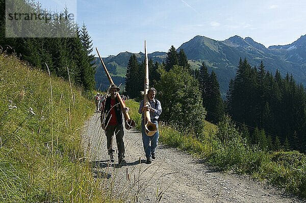 Alphornwanderung auf der Sonnalp  bei Mittelberg  Kleinwalsertal  Vorarlberg  Alphorn  Alphörner  Österreich  Europa