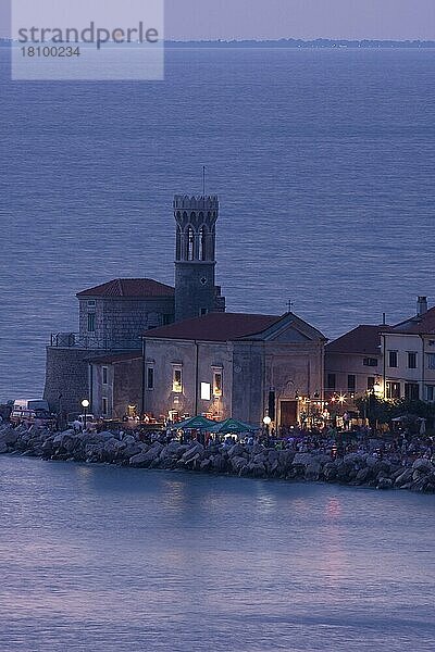 Leuchtturm an der Hafeneinfahrt von Piran  Istrien  Adria  Slowenien  Europa