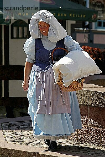 Frau Holle  Figur aus Brüder Grimms Märchen  Steinau an der Straße  Main-Kinzig-Kreis  Hessen  Brüder Grimms Märchen  Gebrüder Grimm  Deutschland  Europa