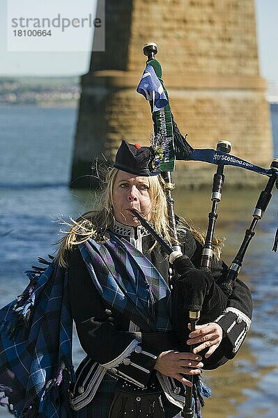 Frau in schottischer Tracht  mit Dudelsack  Schottland  Großbritannien  Europa