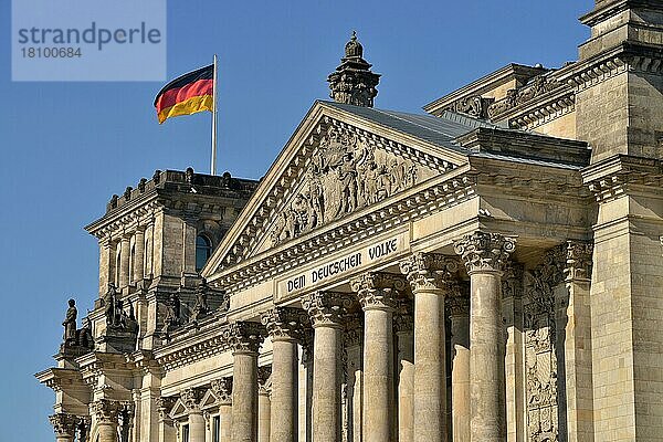 Giebel  Reichstag  Tiergarten  Berlin  Deutschland  Europa