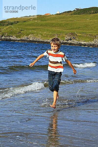 Junge am Strand  Sutherland  Schottland  Großbritannien  Europa