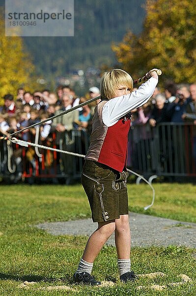 Trachtler bei traditionellem Schnalzer Wettbewerb in Saalfelden im Pinzgau  en  Salzburger Land  Österreich  Europa