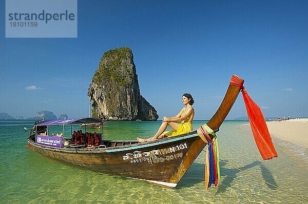 Frau entspannt sich auf einem Longtail-Boot am Strand von Laem Phra Nang  Krabi  Thailand  Asien