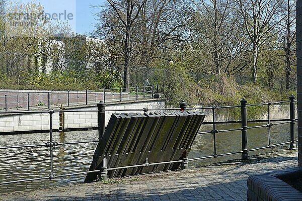 Landwehrkanal  Rosa-Luxemburg-Denkmal  Tiergarten  Berlin  Deutschland  Europa