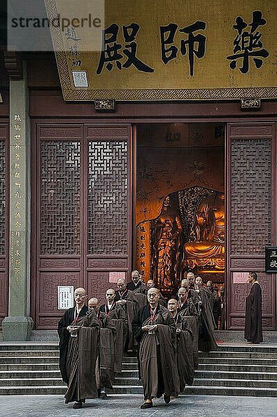 Mönche verlassen andächtig einen Tempel  Kloster Lingying  Xihu  Hangzhou  Provinz Zhejiang  China  Asien