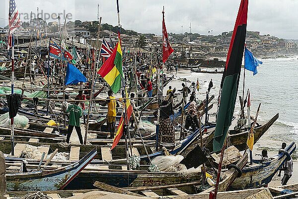 Traditionelle Fischerboote  Fahnen  Fischereihafen Cape Coast  Goldküste  Ghana  Afrika