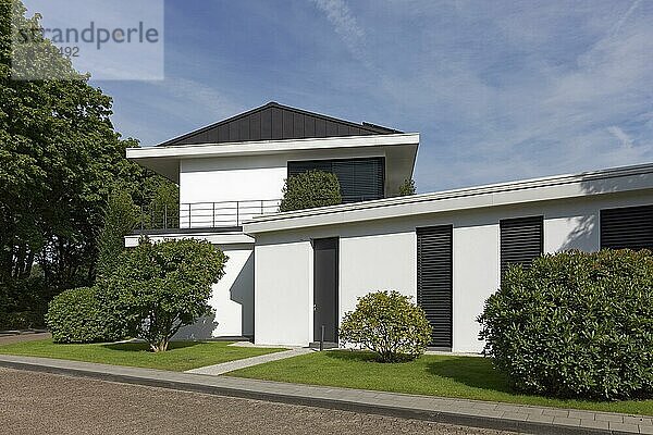 Moderne Villa mit Seitenflügel  Einfamilienhaus  Düsseldorf  Nordrhein-Westfalen  Deutschland  Europa