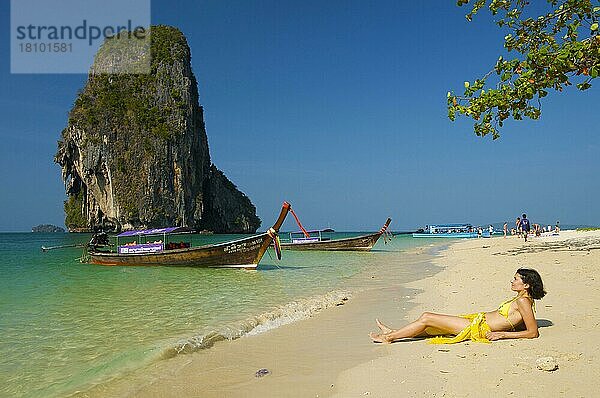 Frau entspannt sich auf einem Longtail-Boot am Strand von Laem Phra Nang  Krabi  Thailand  Asien