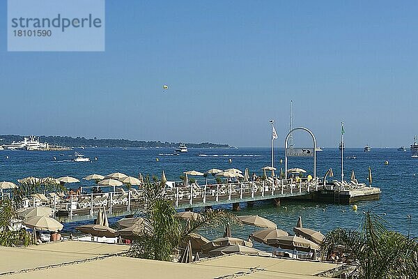 Strand an der Croisette in Cannes  Französische Riviera  Provence-Alpes-Cote d'Azur  Frankreich  Europa