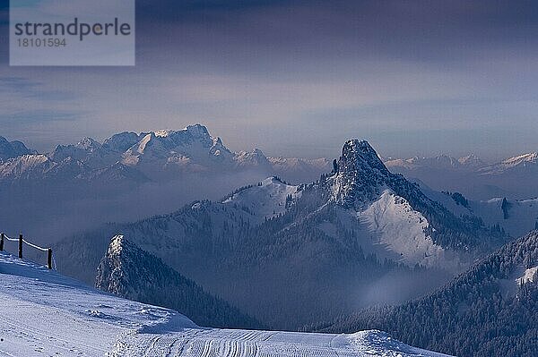 Bayerische Alpen  Blick vom Wallberg  Bayern  Deutschland  Zugspitze  Buchstein  Roßstein  Europa