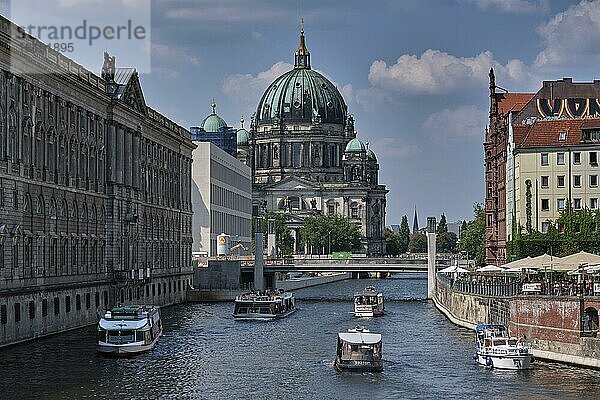 Marstall  Deutschland  Berlin  15. 08. 2020  Ausflugsschiffe auf der Spree  Museumsinsel  Berliner Dom  Europa