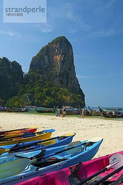 Kajaks am Strand von Ray Leh West  Krabi  Thailand  Asien