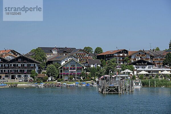 Blick auf Gstadt vom Boot aus  Juli  Chiemsee  Chiemgau  Bayern  Deutschland  Europa