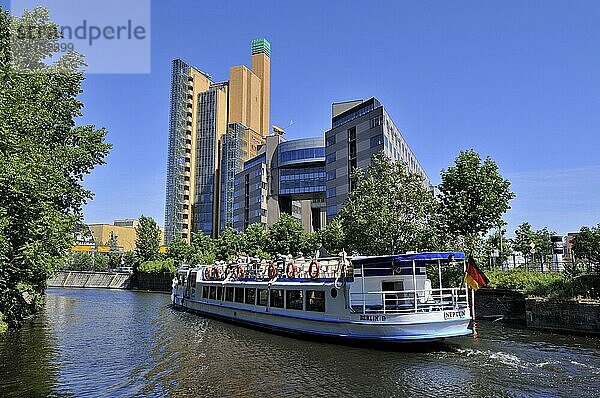 Ausflugsdamper Neptun  Dampfschiff  Stern und Kreis Reederei  Debis-Tower  Landwehrkanal  Potsdamer Platz  Berlin  Deutschland  debis-Haus  Europa