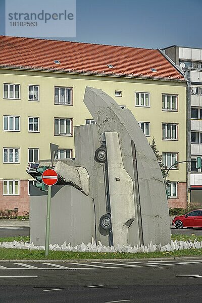 Wolf Vostell  Skulptur 2 Beton Cadillacs in Form der nackten Maja  Rathenauplatz  Halensee  Berlin  Deutschland  Europa