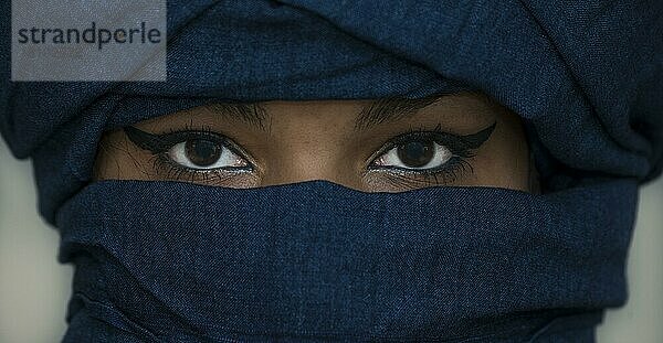 Tuaregmädchen  Targia  verschleiert mit Chech  Augenpartie  Algerien  Afrika