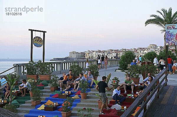 Abendstimmung an der Promenade von Cefalu  Sizilien  Italien  Europa