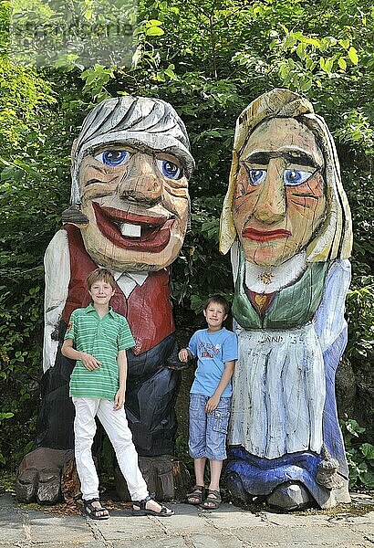 Kinder  Holzfiguren  Tyssedal  Odda  Norwegen  Europa