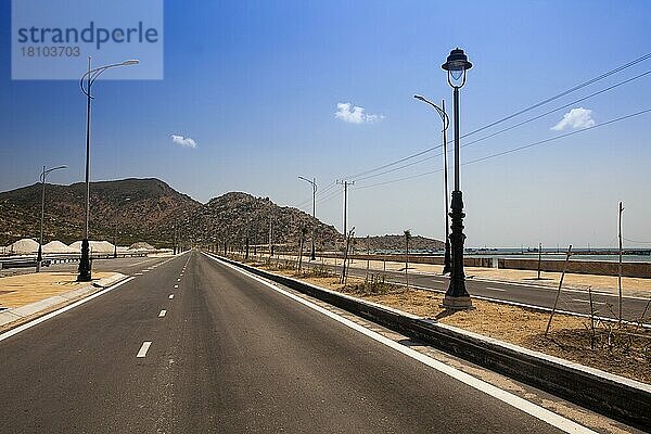 Landstraße bei Phan Rang  Ninh  Thuan  Vietnam  Asien