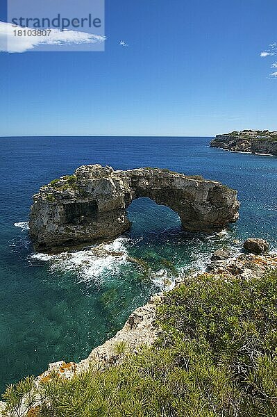Es Pontas  bei Cala Llombarts  Mallorca  Balearen  Spanien  Felsbogen  Felsentor  Europa