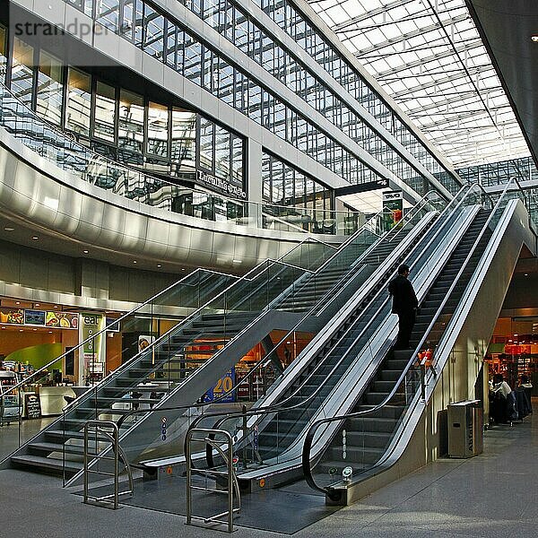 Terminal 1  Rolltreppen  Einkaufspassagen  Flughafen Frankfurt am Main  Hessen  Deutschland  Europa