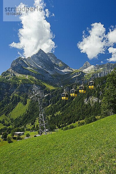 Braunwald Sportbahnen  Ortstock im Hintergrund  Glarus  Glarner Berge  Schweiz  Europa