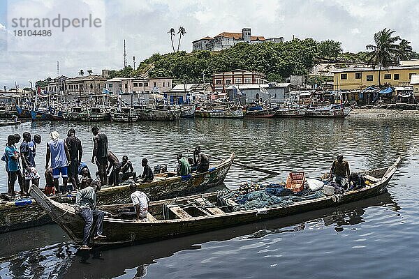 Traditionelle Fischerboote  Fischereihafen  hinten Fort Conraadsburg oder Fort St. Jago  Elmina  Goldküste  Golf von Guinea  Ghana  Afrika